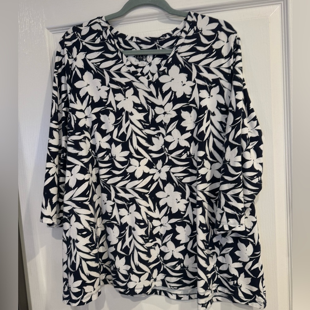 D & Co. Woman’s XL Swing Top